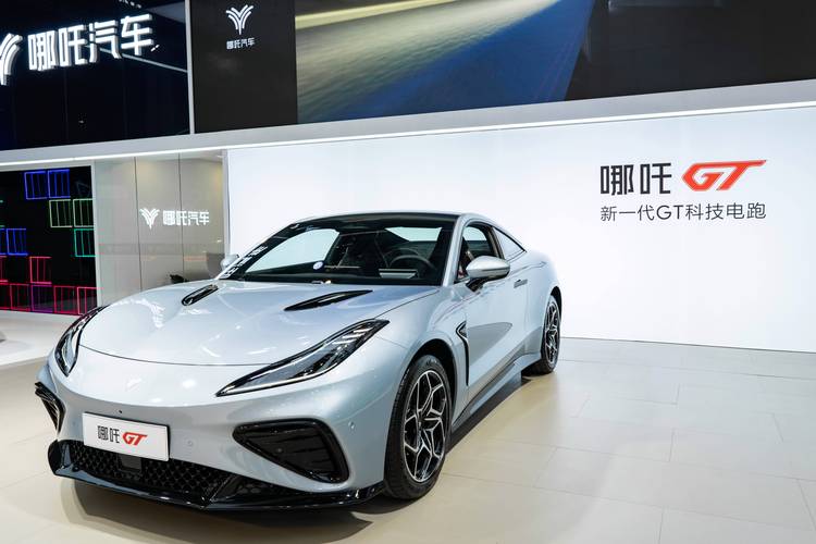 重庆309哪吒汽车在智能汽车领域的表现，领途汽车在新能源汽车市场中的影响力